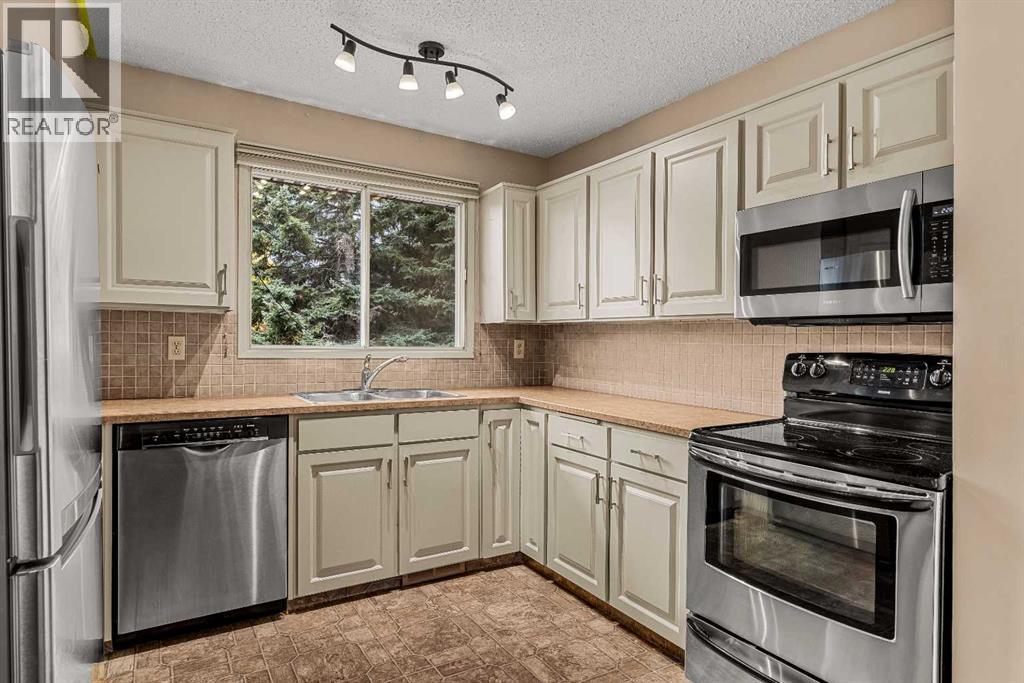 32 Mount Peechee Place, Canmore, Alberta  T1W 1Z4 - Photo 7 - A2353726
